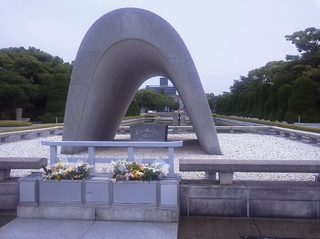 広島平和都市記念碑.jpg